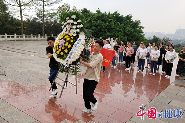 祭奠革命英烈 弘扬五四精神