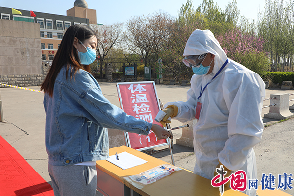 第二中学工作人员模拟演练"学生接受体温测量"