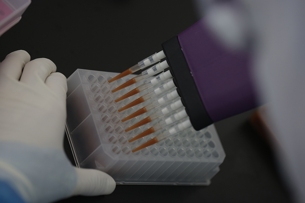 7月1日，在提取实验室内，实验人员制备提取试剂。新华社记者彭子洋摄