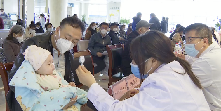 徐州卫健系统的医疗专家在伊犁州奎屯医院开展义诊活动2