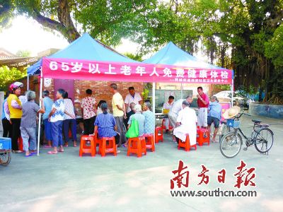 高明医疗机构进村入户为老年人提供免费体检。