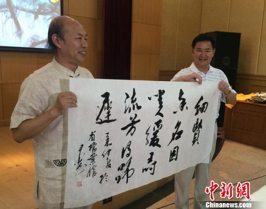 国家一级美术师徐墨然向江苏省档案馆捐赠书画作品
