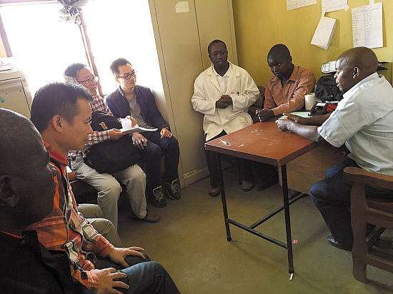 宋健平与其团队为马拉维开展抗疟工作进行前期交流