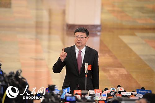 环境保护部部长陈吉宁接受记者提问 人民网记者张启川摄